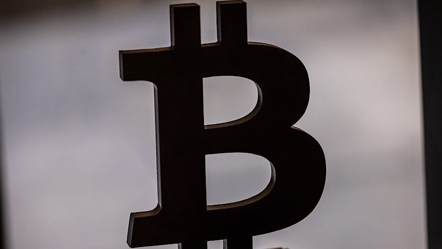 Logo mata uang kripto Bitcoin di bursa mata uang kripto di Barcelona, ​​Spanyol, Senin (11/11/2024). (Angel Garcia/Bloomberg)