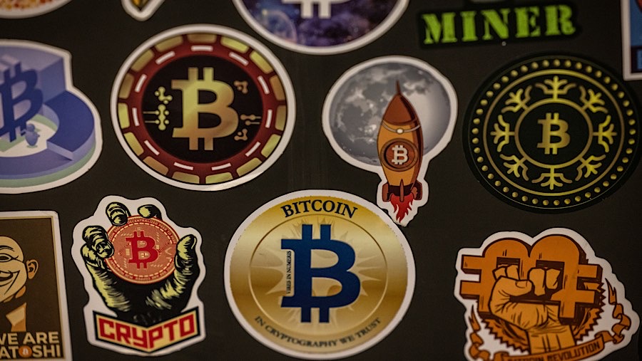 Stiker yang memperlihatkan logo Bitcoin di bursa mata uang kripto di Barcelona, ​​Spanyol, Senin (11/11/2024). (Angel Garcia/Bloomberg)