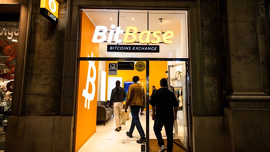 Pelanggan memasuki ruko penukaran mata uang kripto BitBase di Barcelona, ​​Spanyol, Senin (11/11/2024). (Angel Garcia/Bloomberg)