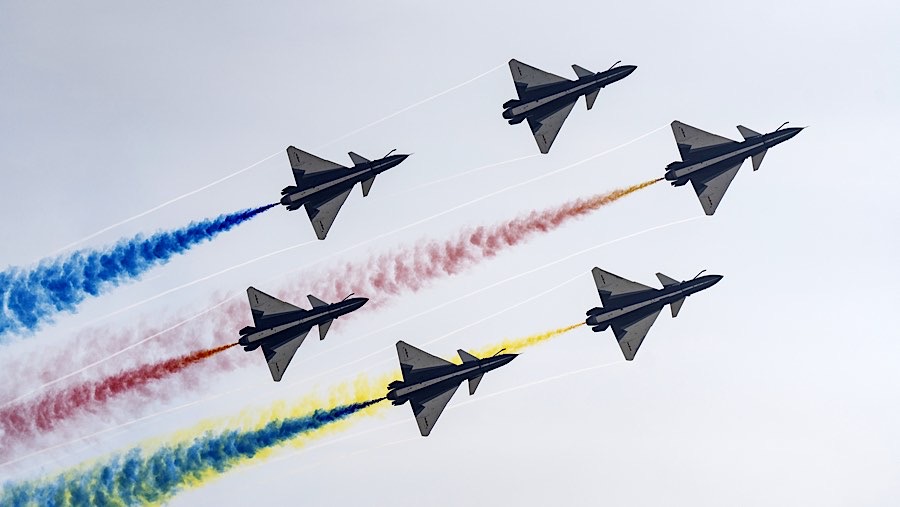 Jet tempur J-10 Angkatan Udara Tentara Pembebasan Rakyat terbang dalam formasi selama pertunjukan udara. (Qilai Shen/Bloomberg)
