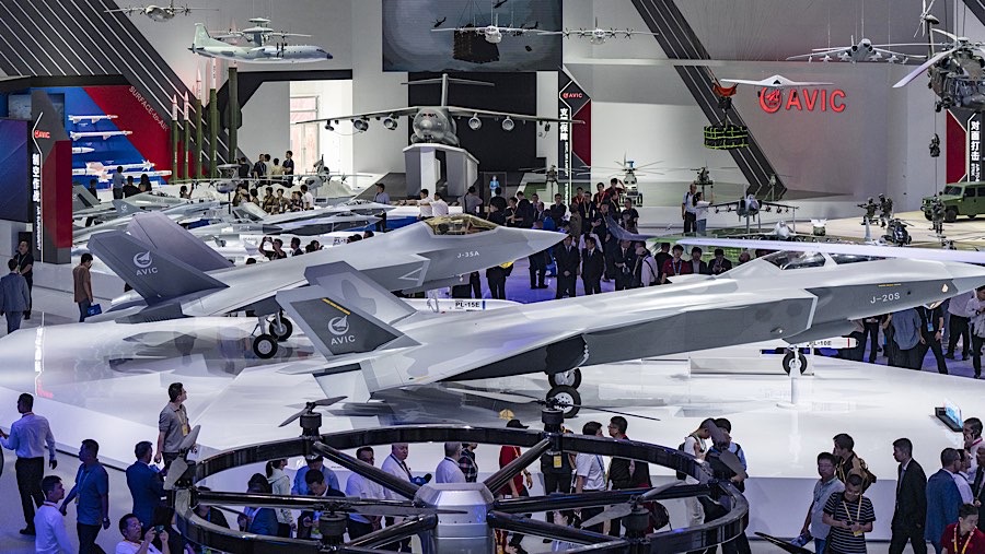 Replika jet tempur J-20S (kanan) & J-35A saat Pameran Dirgantara Internasional China di Zhuhai, Tiongkok, Selasa, (12/11/2024). (Qilai Shen/Bloomberg)