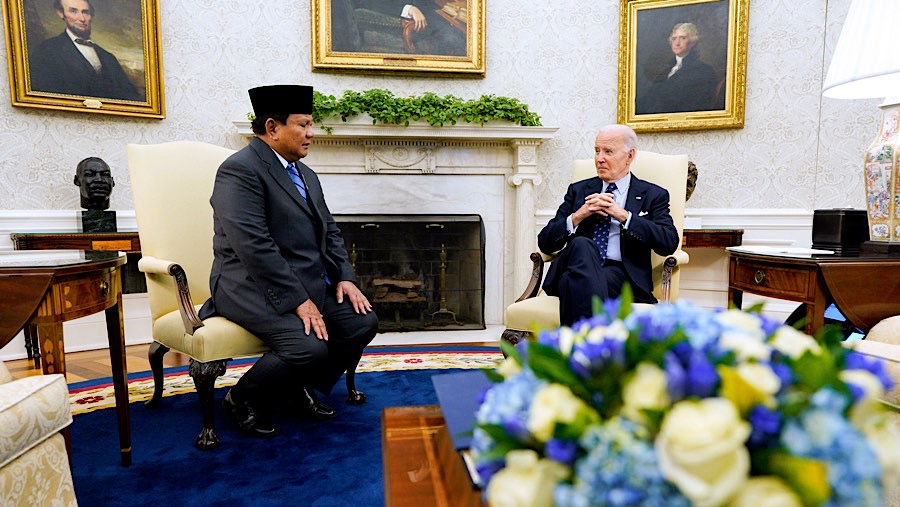 Presiden Prabowo Subianto melakukan pertemuan dengan Presiden AS, Joe Biden, di Gedung Putih, Selasa (12/11/2024). (Yuri Gripas/Abaca/Bloomberg)
