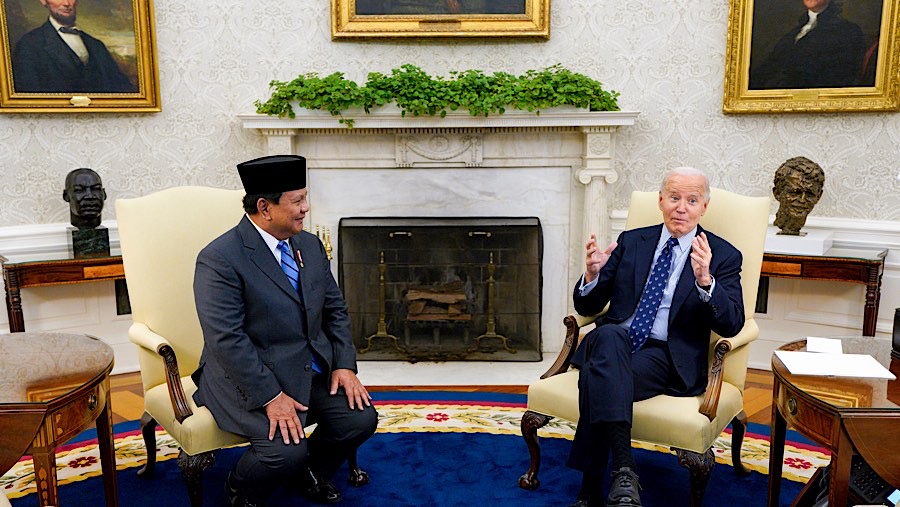 Presiden Prabowo Subianto melakukan pertemuan dengan Presiden AS, Joe Biden, di Gedung Putih, Selasa (12/11/2024). (Yuri Gripas/Abaca/Bloomberg)
