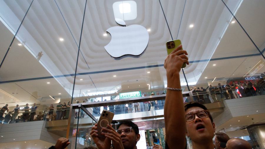 Kemeriahan Apple fan boys saat rilis perdana iPhone 16. (Bloomberg)