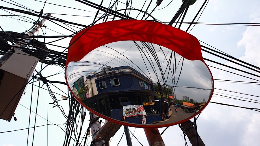 Penataan kabel di Jakarta menjadi isu penting seiring pesatnya perkembangan infrastruktur kota.  (Bloomberg Technoz/Andrean Kristianto)