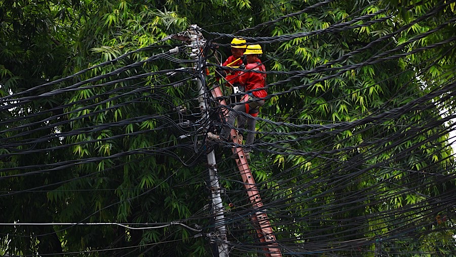 Petugas melakukan pemeliharaan kabel di kawasan Kemang, Rabu (13/11/2024). (Bloomberg Technoz/Andrean Kristianto)