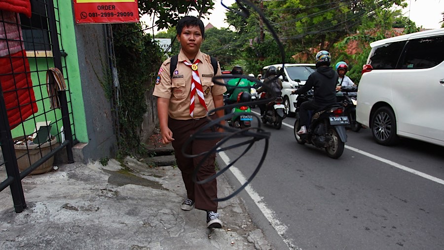 Selain menggangu estetika kota, kabel yang semrawut dapat membahayakan pejalan kaki dan pengguna kendaraan. (Bloomberg Technoz/Andrean Kristianto)