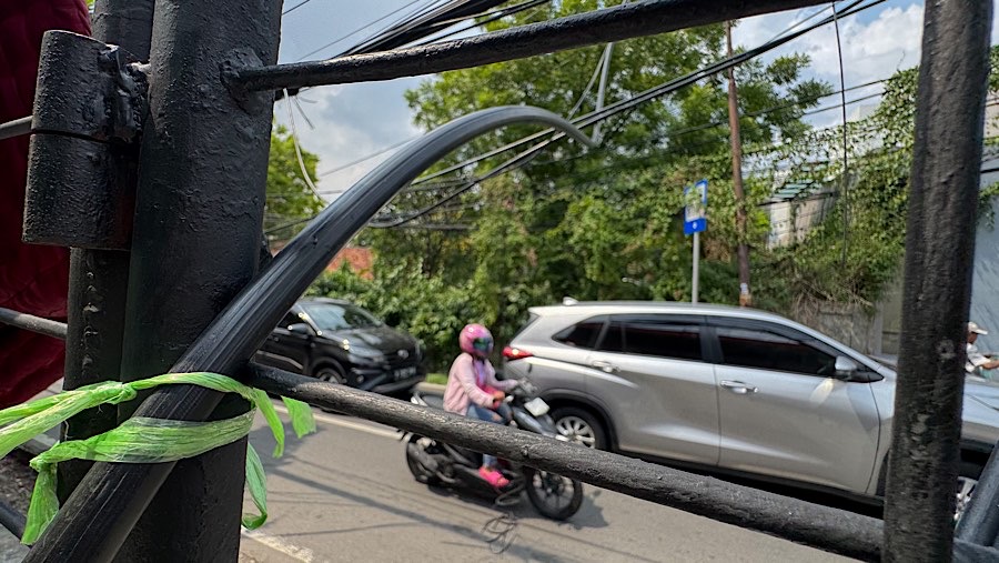 Kondisi kabel semrawut di Jakarta sangat meprihatinkan bahkan ada kabel yang diikat di pagar. (Bloomberg Technoz/Andrean Kristianto)