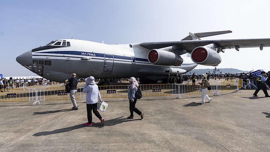 Selain replika, sejumlah pesawat juga di pamerkan salah satunya pesawat Ilyushin Il-76. (Qilai Shen/Bloomberg)
