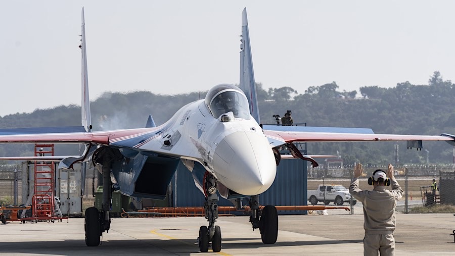 Jet tempur Sukhoi SU-27 Rusia juga ikut meramaikan pameran ini. (Qilai Shen/Bloomberg)