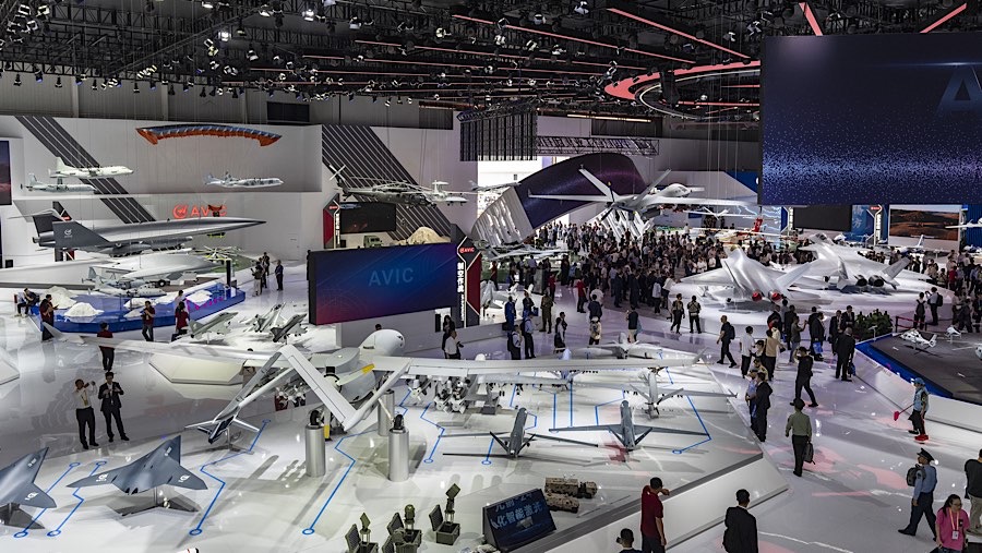 Replika pesawat milik Aviation Industry Corp. of China (AVIC) saat Pameran Penerbangan di China, Selasa, (12/11/2024). (Qilai Shen/Bloomberg)