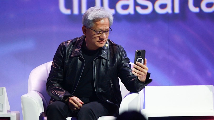CEO Nvidia, Jensen Huang saat Indonesia Artificial Intelligence (AI) Day 2024 di Jakarta., Kamis (14/11/2024). (Bloomberg Technoz/Andrean Kristianto)