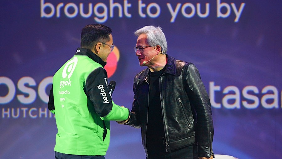 Presdir & CEO GoTo Patrick Walujo dan CEO Nvidia, Jensen Huang saat Indonesia AI Day 2024 di Jakarta., Kamis (14/11/2024). (Bloomberg Technoz/Andrean)