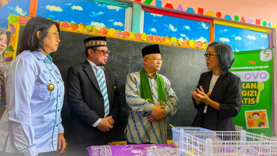 Neneng Goenadi, Country Managing Director, Grab Indonesia bersama Menteri Pendidikan Dasar dan Menengah RI Abdul Mu'ti (Sumber: Dok. Grab)