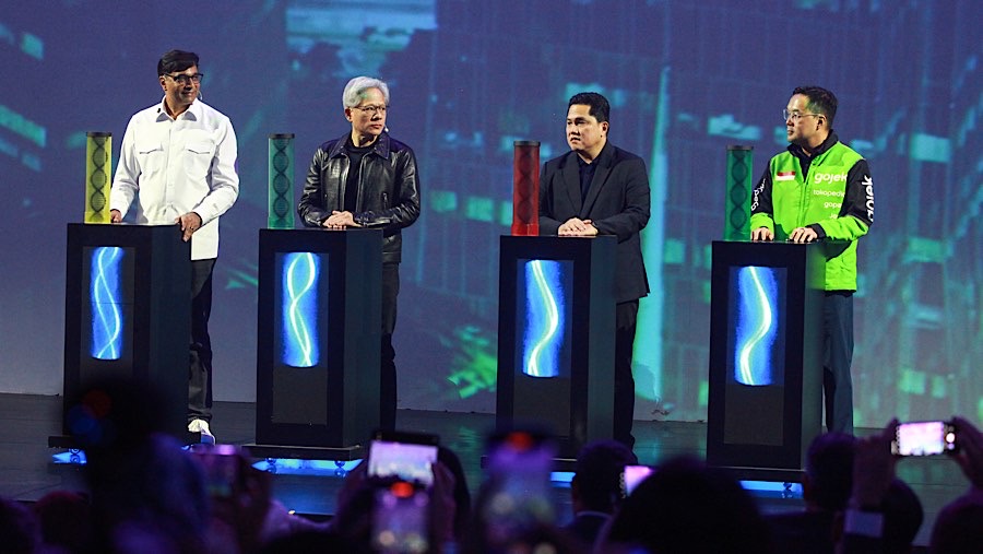 CEO Indosat Ooredoo Hutchison Vikram Sinha, CEO Nvidia Jensen Huang, Menteri BUMN Erick Thohir, CEO GoTo Patrick Walujo. (Bloomberg Technoz/Andrean)