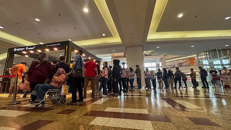 Pengunjung mengantre untuk membeli emas logam mulia ANTAM di salah satu mall di Jakarta, Jumat (15/11/2024). (Bloomberg Technoz/Andrean Kristianto)