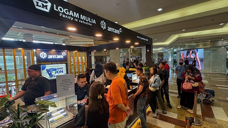 Pengunjung mengantre untuk membeli emas logam mulia ANTAM di salah satu mall di Jakarta, Jumat (15/11/2024). (Bloomberg Technoz/Andrean Kristianto)