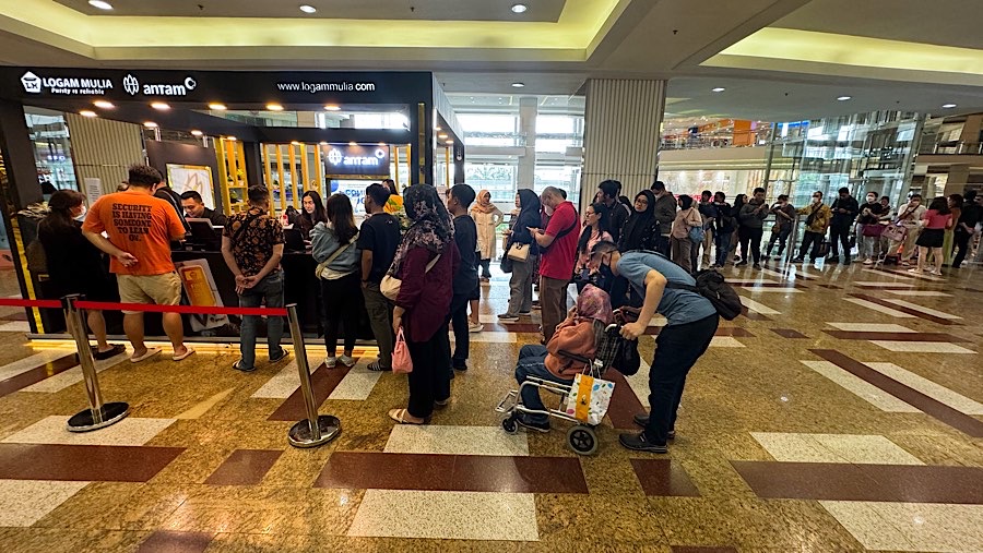 Pengunjung mengantre untuk membeli emas logam mulia ANTAM di salah satu mall di Jakarta, Jumat (15/11/2024). (Bloomberg Technoz/Andrean Kristianto)