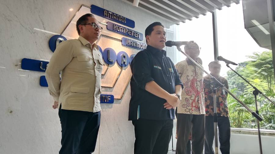 Menteri BUMN Erick Thohir dan Wamen BUMN Kartika Wirjoatmodjo. (Pramesti Regita Cindy/Bloomberg Technoz)