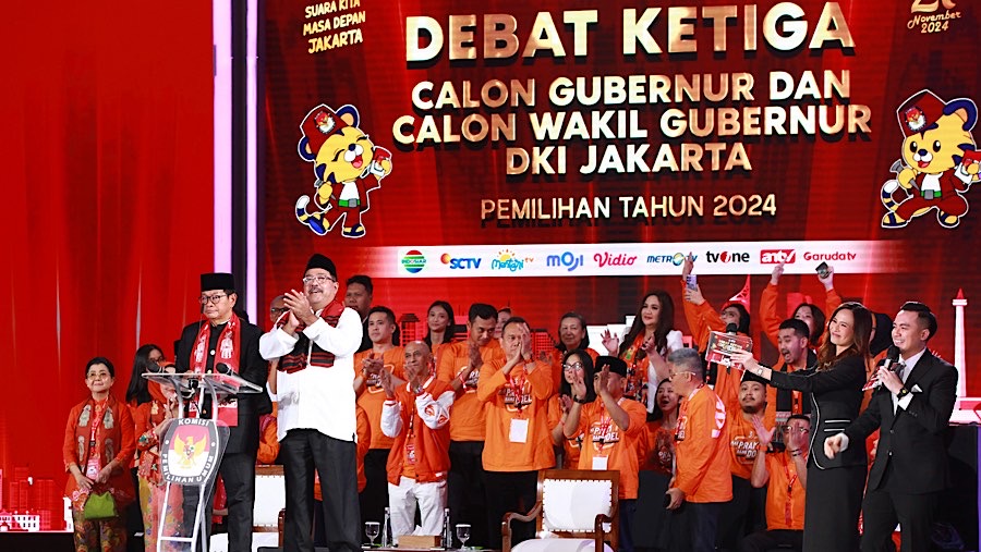 Cagub Pramono Anung dan Cawagub Rano Karno saat debat ketiga di Jakarta. Minggu (17/11/2024). (Bloomberg Technoz/Andrean Kristianto)