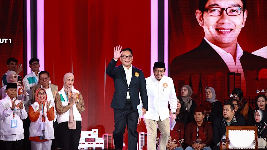 Cagub Jakarta Ridwan Kamil dan Cawagub Suswono saat debat ketiga di Jakarta. Minggu (17/11/2024). (Bloomberg Technoz/Andrean Kristianto)