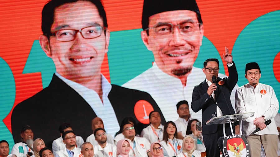 Cagub Jakarta Ridwan Kamil dan Cawagub Suswono saat debat ketiga di Jakarta. Minggu (17/11/2024). (Bloomberg Technoz/Andrean Kristianto)