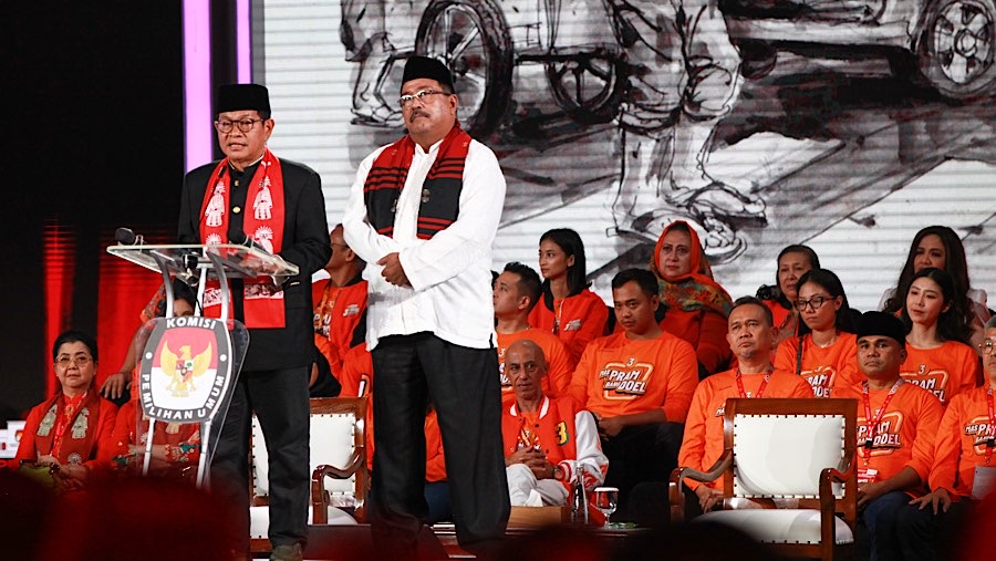 Cagub Pramono Anung dan Cawagub Rano Karno saat debat ketiga di Jakarta. Minggu (17/11/2024). (Bloomberg Technoz/Andrean Kristianto)