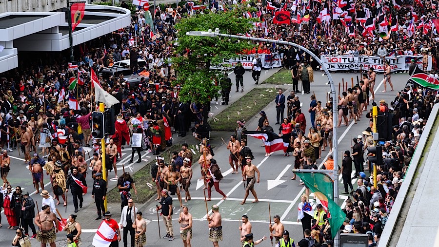 Mereka menentang rancangan undang-undang yang dianggap dapat mengikis hak-hak masyarakat adat, khususnya kaum Maori. (Mark Coote/Bloomberg)