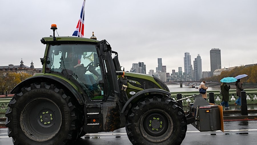 Mereka demo menentang perubahan Anggaran yang akan berlaku pada April 2026. (Chris J. Ratcliffe/Bloomberg)