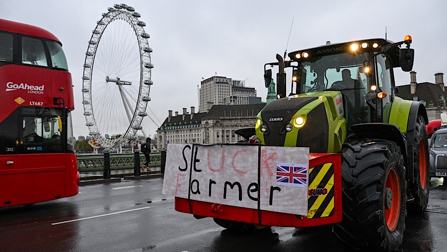 Petani mengendarai traktor saat demo perubahan pajak warisan, di London, Inggris, Selasa (19/11/2024). (Chris J. Ratcliffe/Bloomberg)
