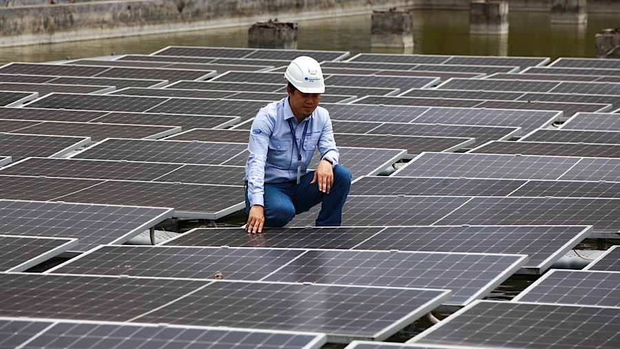 Petugas mengecek panel surya terapung milik Krakatau Chandra Energi di Cilegon, Banten, Selasa (19/11/2024). (Bloomberg Technoz/Andrean Kristianto)