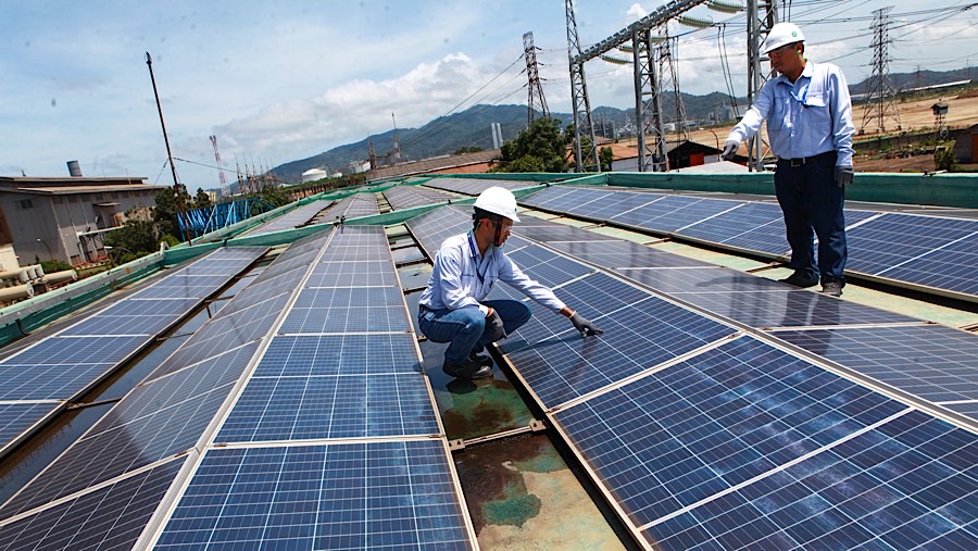 Pekerja mengecek panel surya atas gedung milik Krakatau Chandra Energi di Cilegon, Banten, Selasa (19/11/2024). (Bloomberg Technoz/Andrean Kristianto)