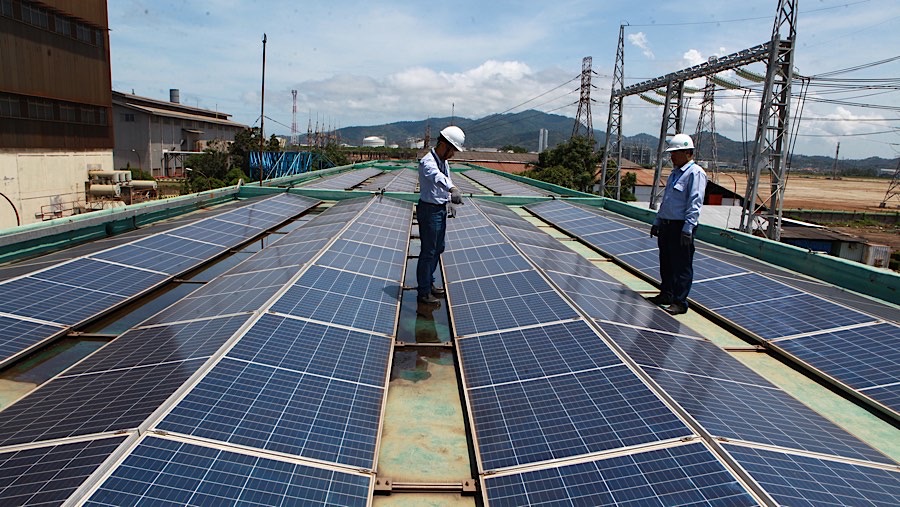 Pekerja mengecek panel surya atas gedung milik Krakatau Chandra Energi di Cilegon, Banten, Selasa (19/11/2024). (Bloomberg Technoz/Andrean Kristianto)