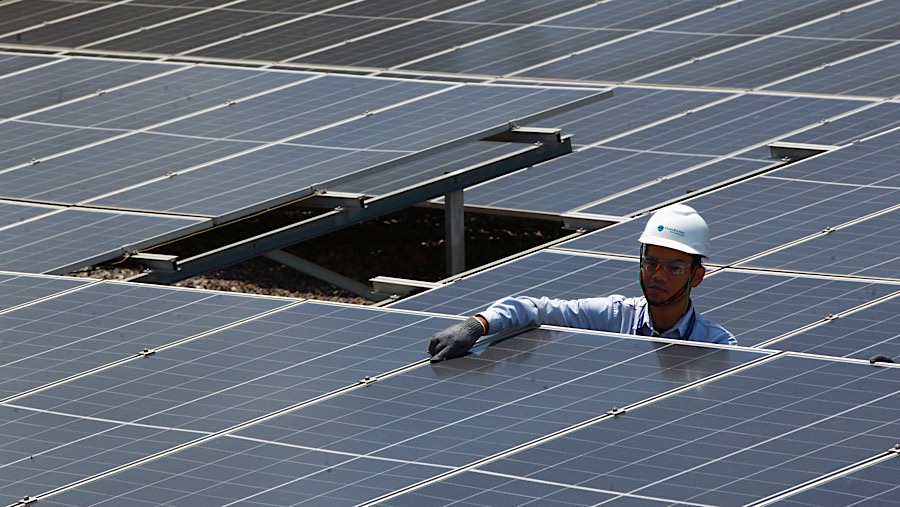 Petugas mengecek panel surya milik Krakatau Chandra Energi di Cilegon, Banten, Selasa (19/11/2024). (Bloomberg Technoz/Andrean Kristianto)
