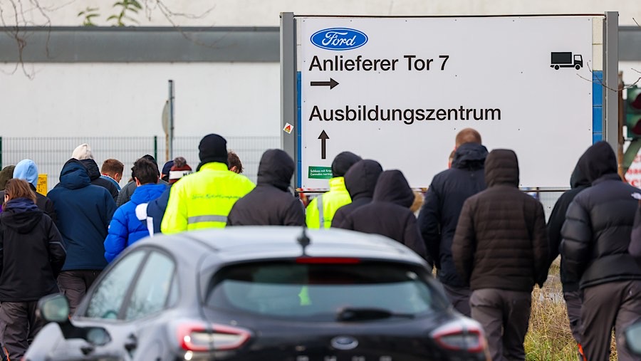 Karyawan Ford Motor Co. berjalan di pabrik Ford di Cologne, Kamis (21/11/2024). (Alex Kraus/Bloomberg)