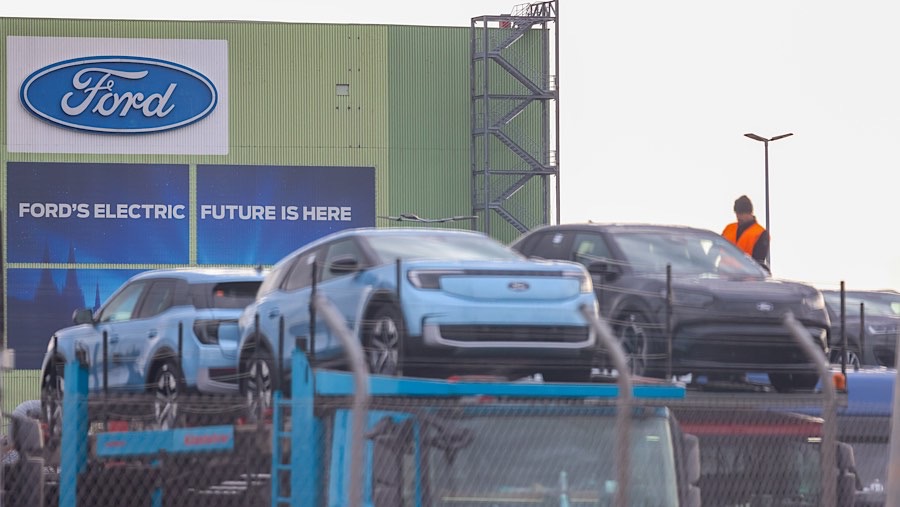 Mobil Ford yang baru diproduksi dibawa diatas truk di pabrik Ford Motor Co. di Cologne, Kamis (21/11/2024). (Alex Kraus/Bloomberg)