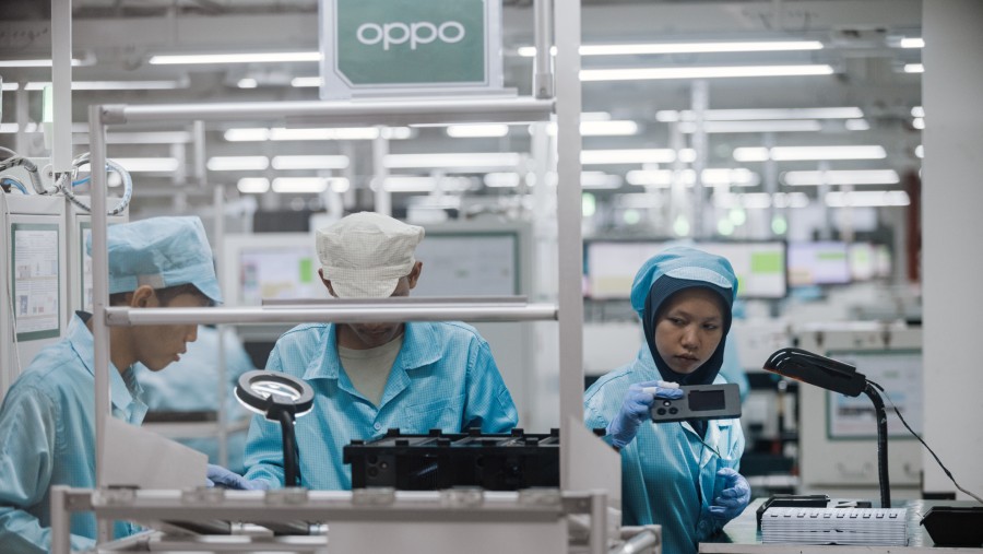 pabrik perakitan smartphone OPPO. (Bloomberg)