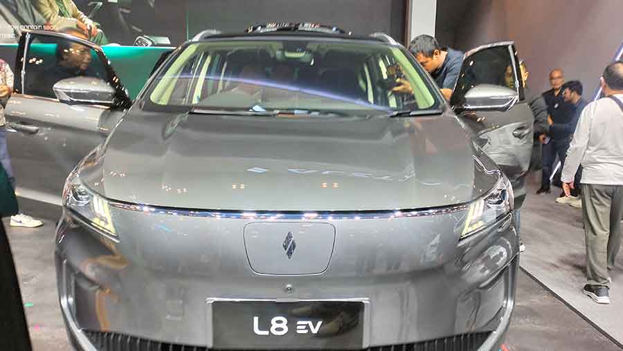 Mobil Listrik atau EV dari Aletra Indonesia bernama L8 EV. (Bloomberg Technoz/Sultan Ibnu)