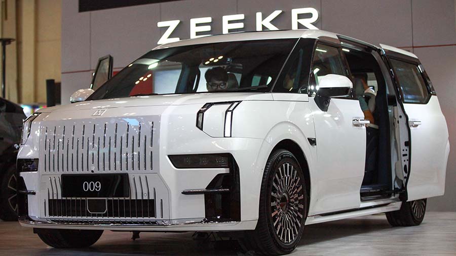 Zeekr 009 merupakan mobil MPV listrik mewah dengan performa tinggi. (Bloomberg Technoz/Andrean Kristianto)