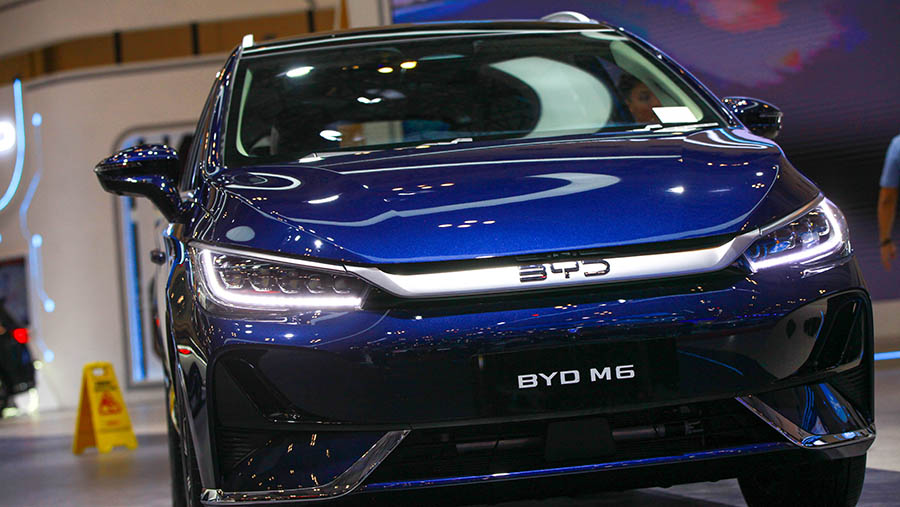 Mobil BYD M6 di pamerkan dalam ajang pameran otomotif GJAW 2024 di ICE BSD, Jumat (22/11/2024). (Bloomberg Technoz/Andrean Kristianto)