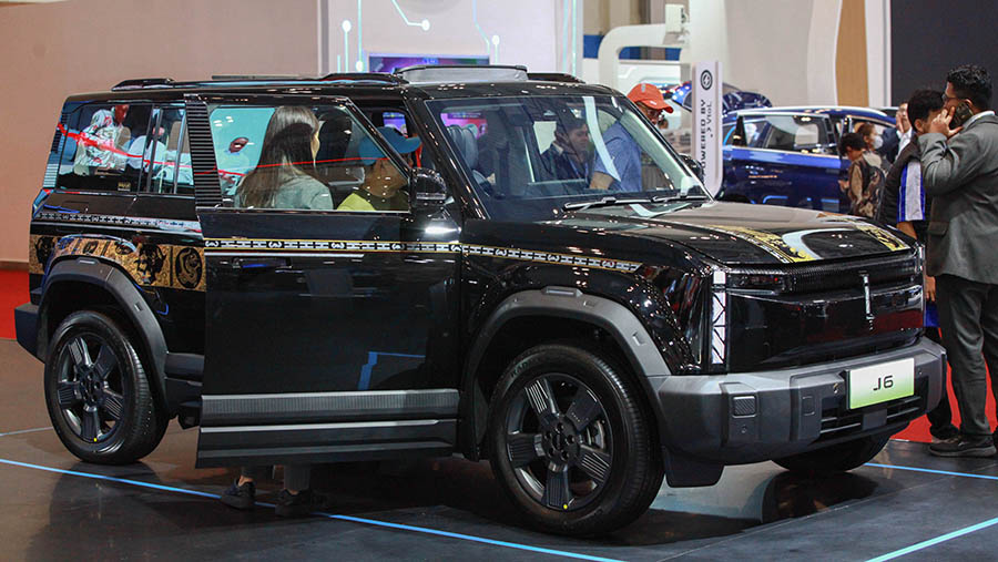 Pengunjung mengamati mobil Chery J6 Plus yang dipamerkan dalam ajang GJAW 2024 di ICE BSD, Jumat (22/11/2024). (Bloomberg Technoz/Andrean Kristianto)