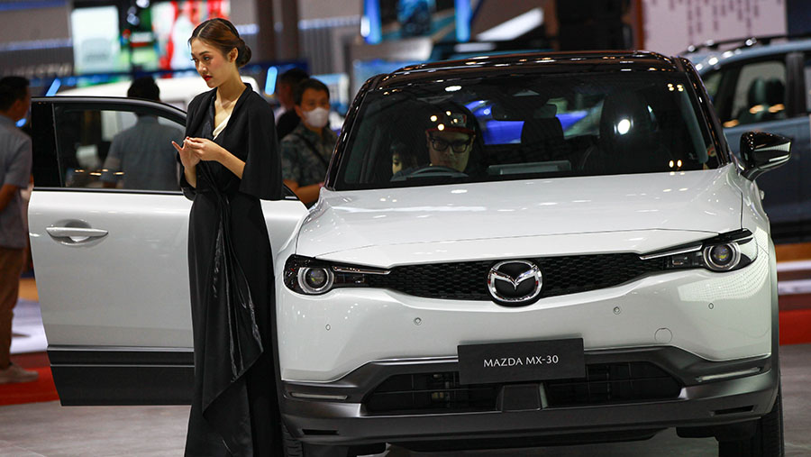 Ajang GJAW 2024, Mazda Indonesia membawa Mx-30 yang merupakan kendaraan listrik murni pertama dari Mazda. (Bloomberg Technoz/Andrean Kristianto)