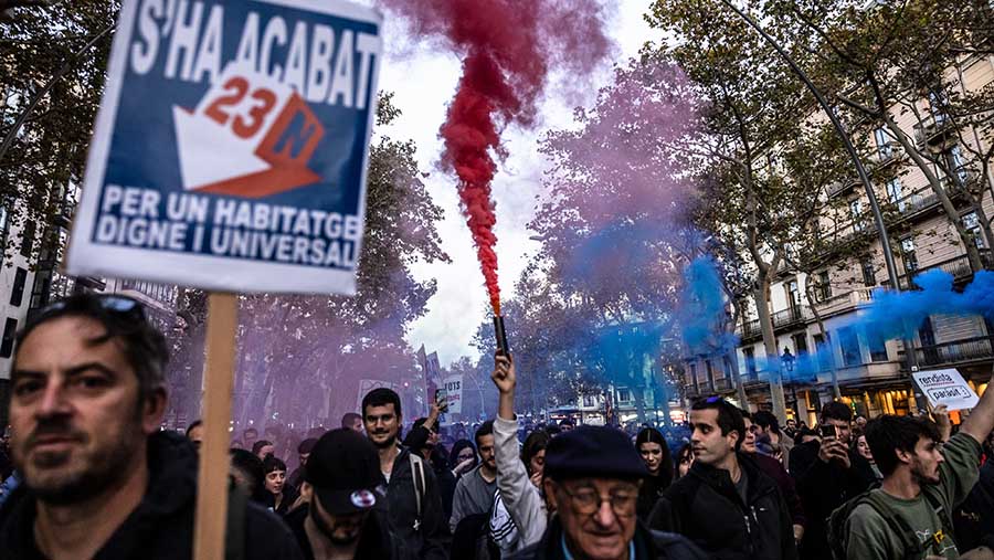 Pedemo melakukan aksi protes terhadap harga sewa yang tinggi di Gran Via Avenue, Barcelona, Spanyol, Sabtu (23/11/2024). (Angel Garcia/Bloomberg)