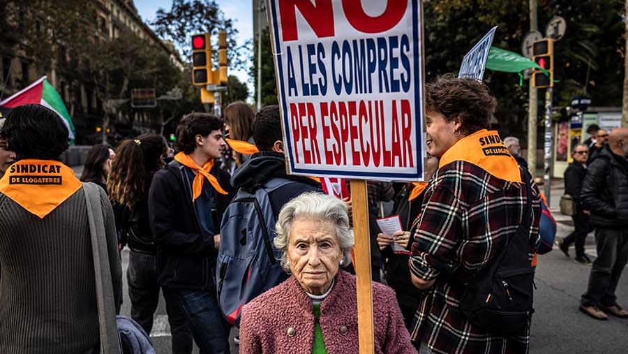 Pedemo melakukan aksi protes terhadap harga sewa yang tinggi di Plaza Urquinaona, Barcelona, Spanyol, Sabtu (23/11/2024). (Angel Garcia/Bloomberg)
