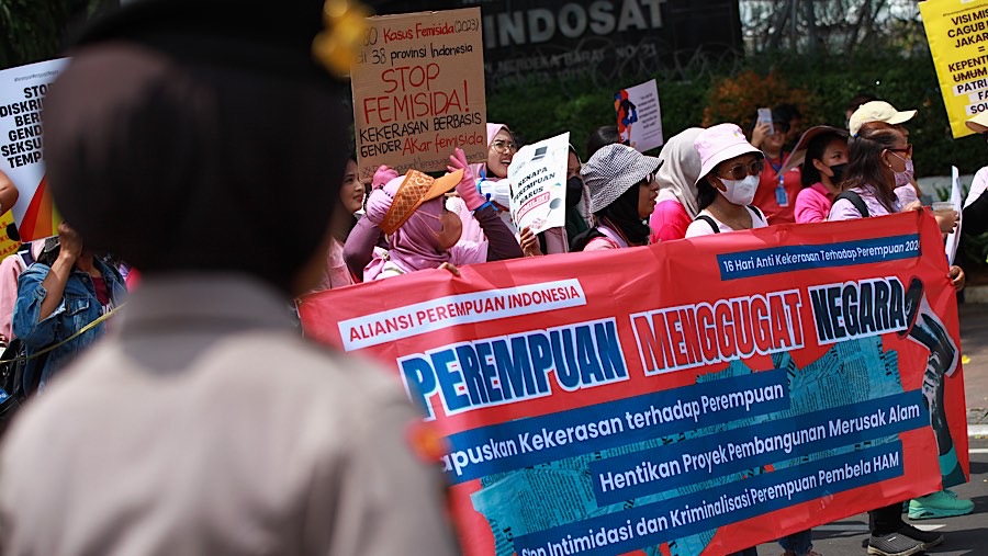 Aksi menuntut penyelesaian kasus kekerasan terhadap perempuan di Patung Kuda, Senin (25/11/2024). (Bloomberg Technoz/Andrean Kristianto)