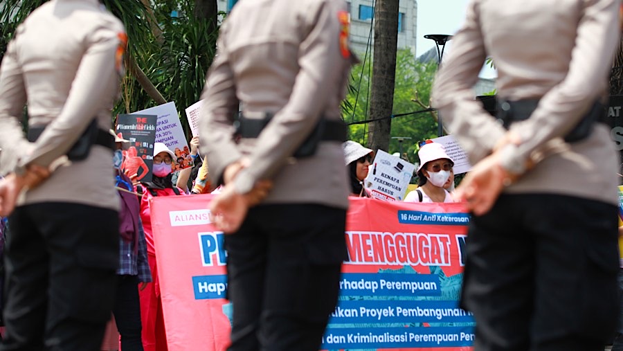 Puluhan orang yang tergabung dalam Aliansi Perempuan Indonesia (API) demo di Patung Kuda, Senin (25/11/2024). (Bloomberg Technoz/Andrean Kristianto)