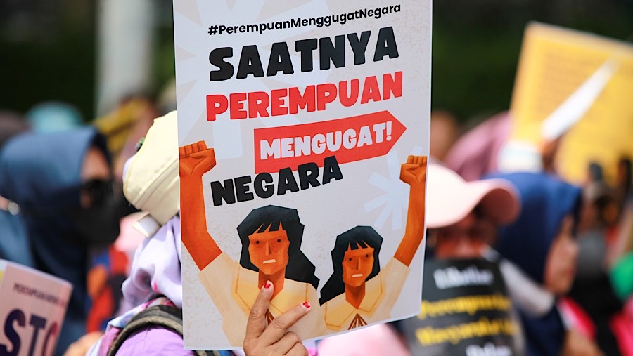 Massa terlihat membawa berbagai poster yang menyuarakan kegelisahan mereka. (Bloomberg Technoz/Andrean Kristianto)