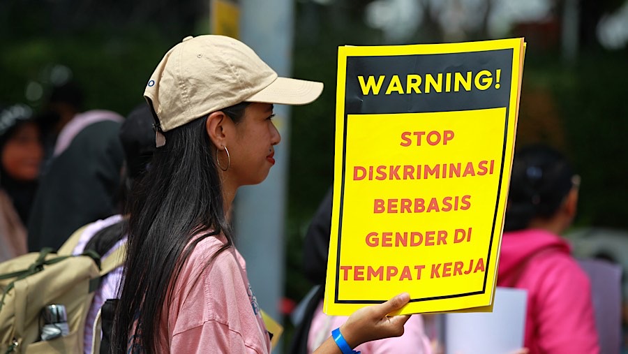 Selain itu mereka juga menuntut pemerintah membuat kebijakan yang berpihak pada perempuan. (Bloomberg Technoz/Andrean Kristianto)