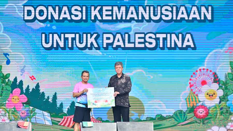 Wakil Direktur Pertamina Wiko Migantoro menyerahkan bantuan donasi kemanusian peduli Palestina saat acara Pertamina EcorunFest 2024 (Pertamina)