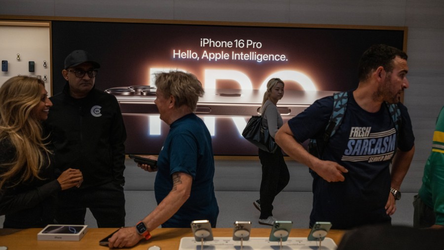 Penjualan iPhone di salah satu jaringan ritel Apple. (Bloomberg)